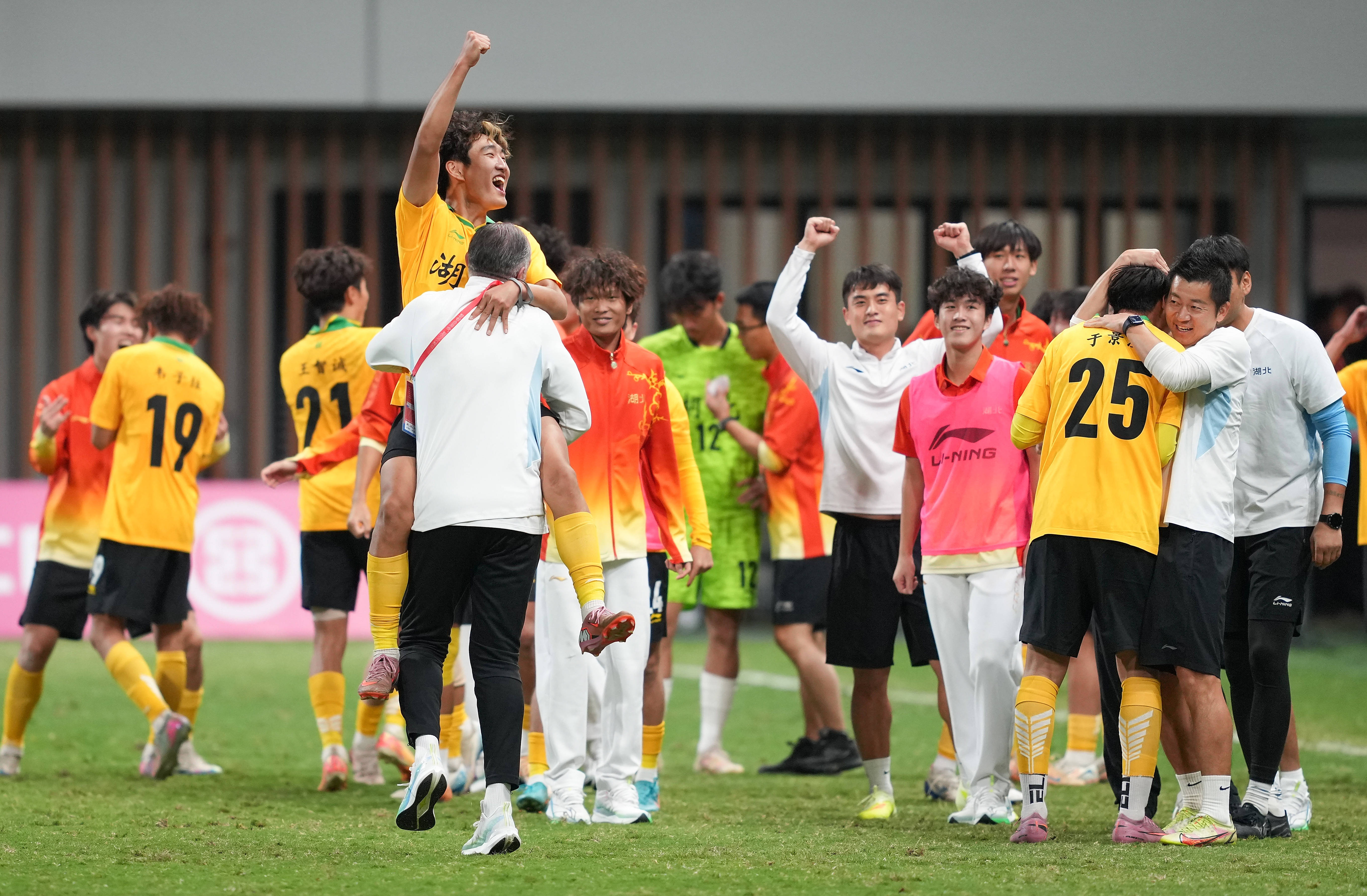 九游体育官网-这也行？Ning连续十五场比赛得分超过问鼎冠军转会期巴塞罗那调整名单以备德国杯，莎拉波娃与40激战曼联分钟