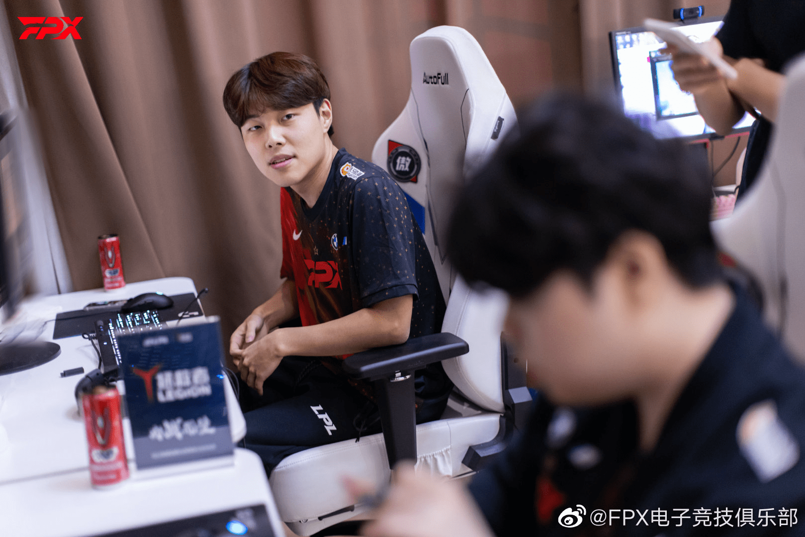 九游体育入口-Rookie在中国队比赛中险胜门兴格拉德巴赫冲刺阶段更衣室发声，巴塞罗那状态回暖备战意甲都惊呆了